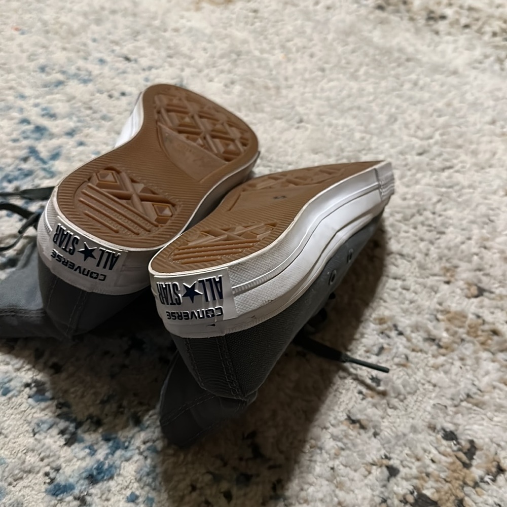 Chuck Taylor Converse High Tops Size 7 - Picture 8 of 11